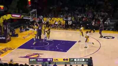 [Highlight] LeBron sneaks up on Sabonis to deny his layup attempt