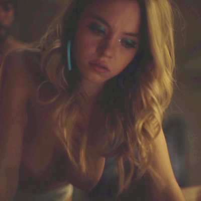 Syndey Sweeney swingin titties