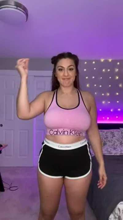 magic making her clothes disappear, how'd she do? 🥰