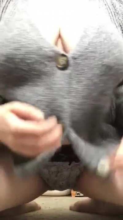 Just some jiggling boobs to jolly up your day. whatever day it is ... 😏😝