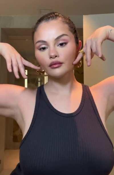 Selena Gomez's incredible rack.