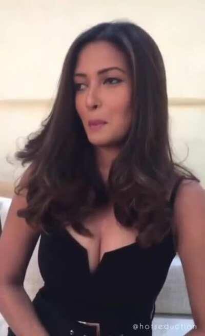 Riya sen deep cleavage show