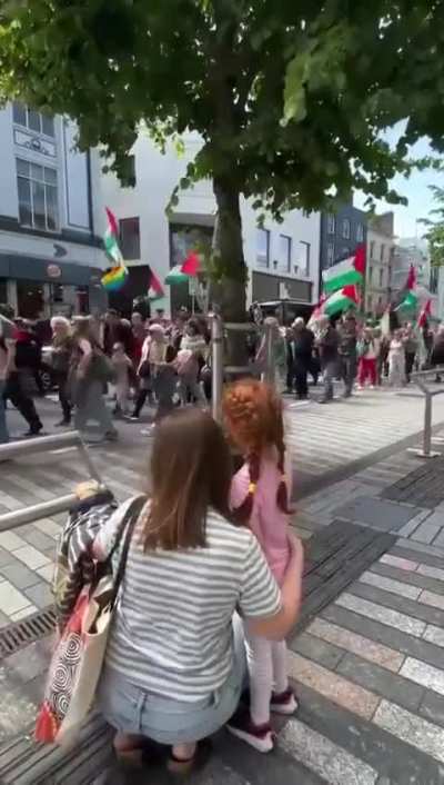 In heart-touching moment, an Irish mother had her tears wiped by her daughter as they were watching a pro-Palestine rally demanding justice for the oppressed Palestinians.