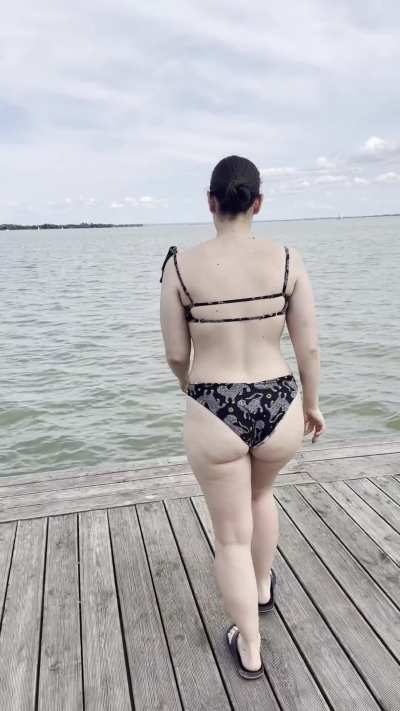 showing off juicy peachy at boardwalk