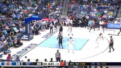 [Highlight] David Roddy explodes all over Zubac for the big dunk