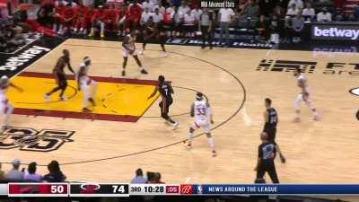 [Highlight] A few sequences before the scuffle where Caleb Martin went loco on Koloko.