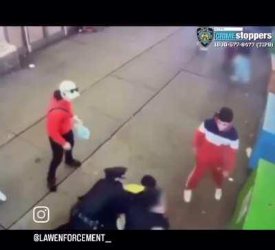 NYPD highlights 🤦🏿‍♂️ immigrants beat the dog shit out of these cops 