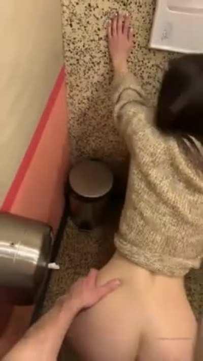 EllieLeen getting fuck hard in a public bathroom
