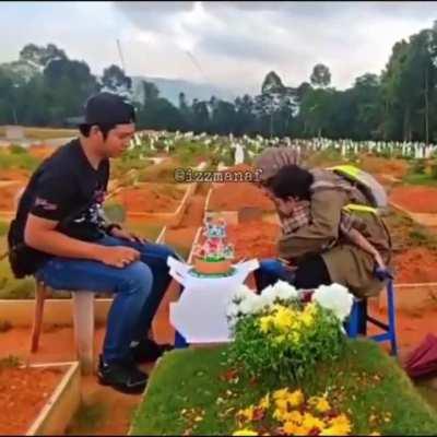 B1 & B2 Sambut Birthday Atas Kubur