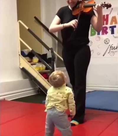 A baby's reaction to hearing the violin for the first time