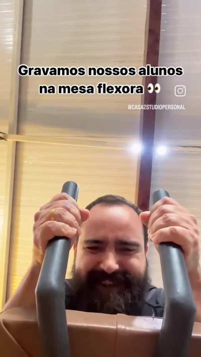 O miseravel que teve essa ideia é um gênio 🤣 academia de um ângulo diferente 🤤