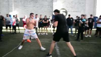 En bs as armaron unas peleas callejeras de boxeo a puño limpio jajaj