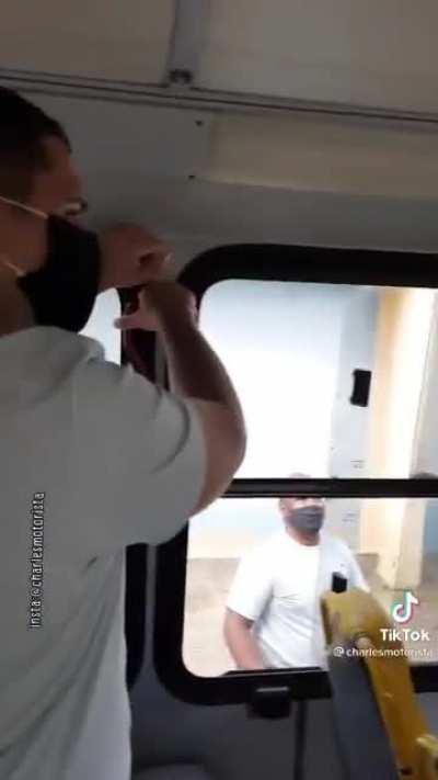 Finalmente agora eu sei o que acontece se puxar alavanca que tem nas janelas dos ônibus 🙏🏽🙏🏽