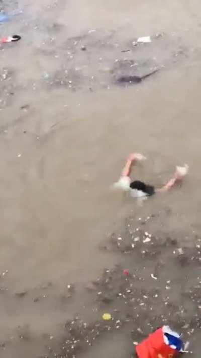 微信群里在转发很多类似视频，看了之后好难受 #河南暴雨