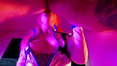 Gobbling down this big dick!