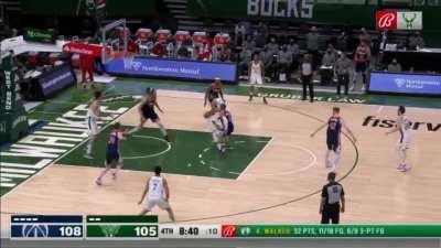 [Highlight] Giannis with a ridiculous bucket