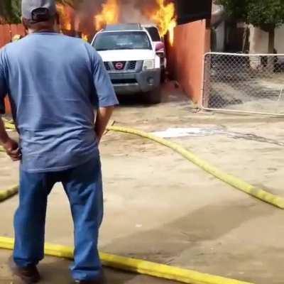 Герой! Мужик спас собаку из пожара