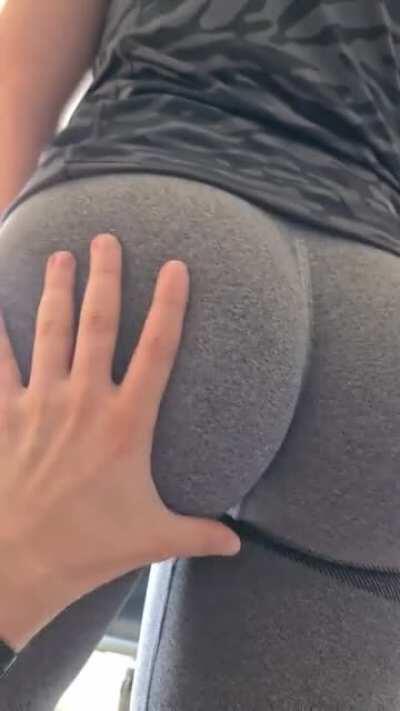 Buttcheek-check before her workout