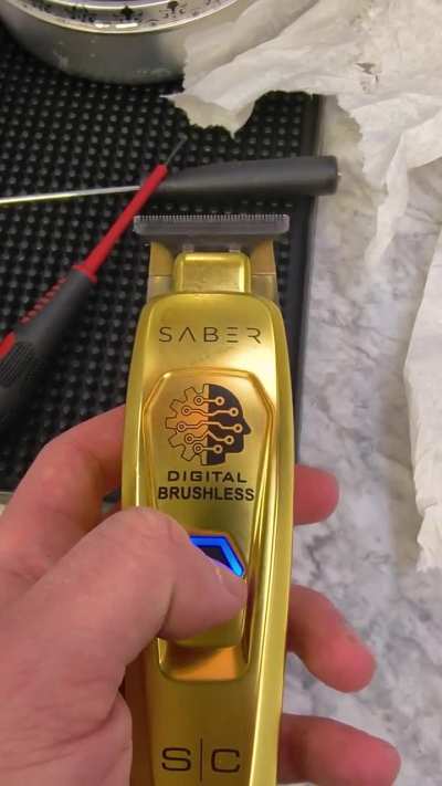 Guys I need help. What can be the issue with this blade?