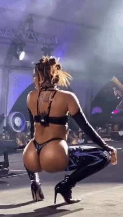 Anitta has some skill and a great culo