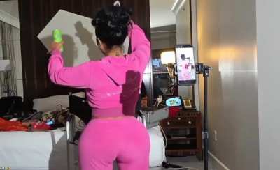 Ari Making It 👏 On Stream 😫
