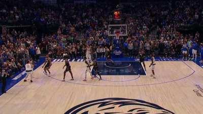 [Highlight] Luka Doncic brews up some magic to beat the buzzer, giving the Mavs a 4 point lead (+replays)