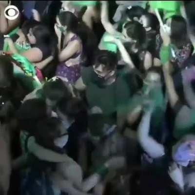 Jajajajaj este aweonao sigue esperando que le muestren 1/4 de tet@ F