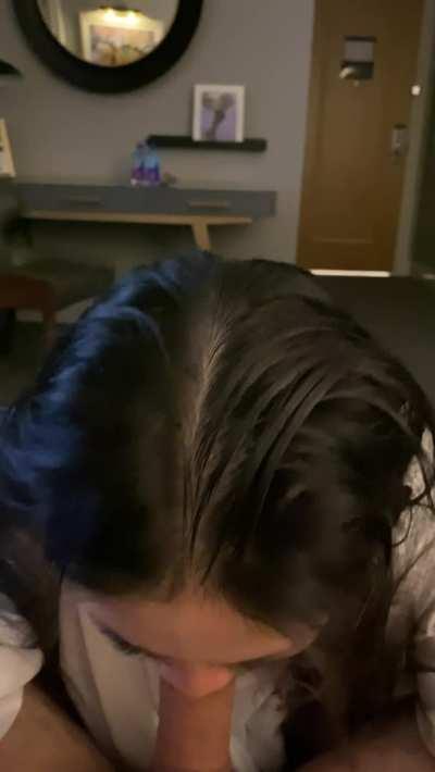 I love meeting up at fancy hotels to give head. Who wants to be next?