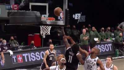 [Highlight] A Different Angle of Kyrie’s beautiful ball-handling and finish over Middleton