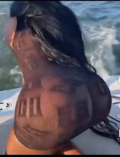 This hoe derserve backshots 😜