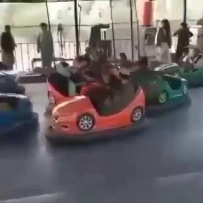 Guerrilheiros talebãs como crianças, brincando de carrinho bate-bate... No final das contas que os EUA não deviam ter construído bases militares no Afeganistão, mas sim Mcdonald's e Disneylândias... Talvez isso tivesse feito toda a diferença...