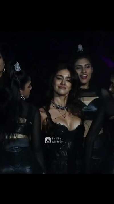 Disha has the sl*ttiest wh*re dancing for money.