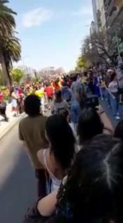 Saudações do eleitorado votando em Buenos Aires