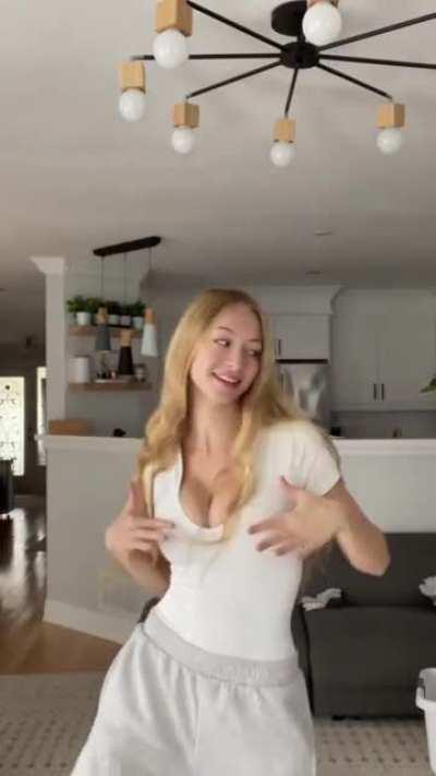 How is she not on Onlyfans , I want to see them Jupiters