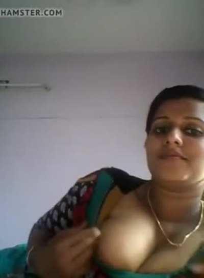 Desi aunty boobs out