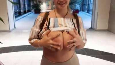 I was a little embarrassed, so I hid behind this vase. Well, but I finally overcame my innate shyness and came out under the watchful eye of the surveillance cameras. Heh