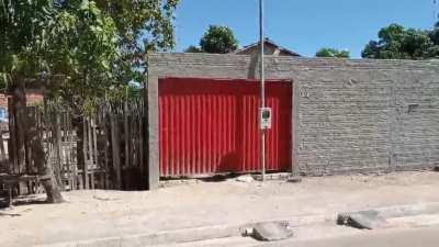 coming home from school i come across this (I don't speak English I'm using Google translator)