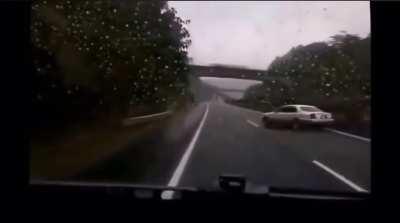 Toyota Crown Majesta S170 loses control and crashes. 