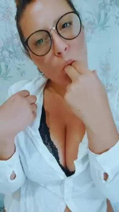 Do you want to play with this slutty teacher? If you haven't been a good boy you'll have to stay after school... 🟢⬇️LINKS IN COMMENTS⬇️