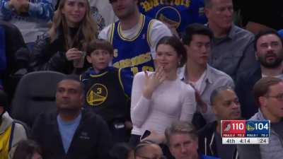 [Highlight] This Dubs fan was loving the Jordan Poole show 🍿