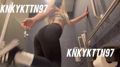 Took a massive shit at the gym 😋 you can hear someone walk in on me in the full video 😂🙊