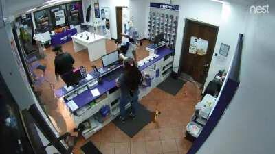 Полиция появилась спустя 60 секунд после начала ограбления магазина мобильной связи в Чикаго .