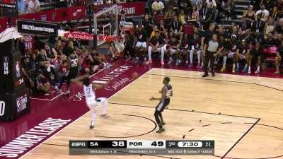 [Highlight] Sharpe loses the ball going up but is so high in the air that it doesn't matter