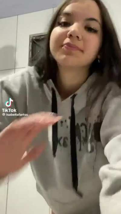 I want to smell her fart so badly 