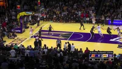 [Highlight] The Lakers bottle up the Suns down the stretch and force the shot clock violation