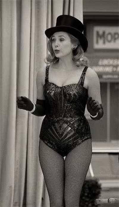 Mommy Elizabeth Olsen