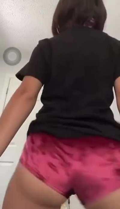 Love watching that booty shake