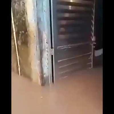 Lifer flagrado em enchente 😳😳