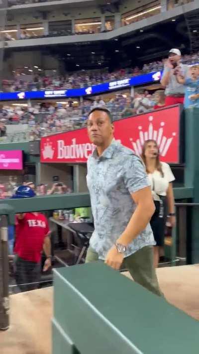 [Highlight] [Highlight] Juan Gonzalez is introduced to receive his Rangers Hall of Fame jacket, walks out to the Imperial March