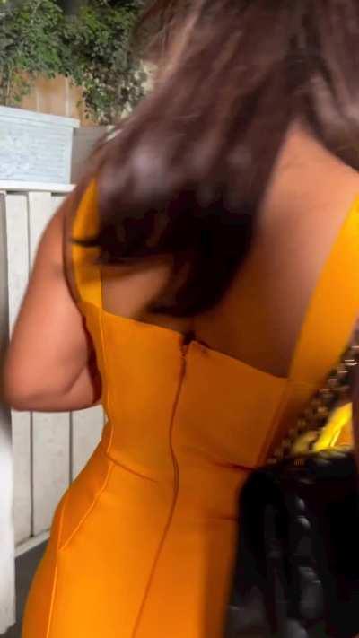 Biharan raand behne Neha Sharma aur Aisha Sharma apne dhannde pe nikalte hue, abhi club me jaakar ek ameer budha pakdenge uske saath threesome karke, chudwa ke paisa leke apne gym ki fees pay karenge saali